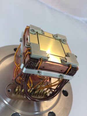 Picture of the atom chip on its support