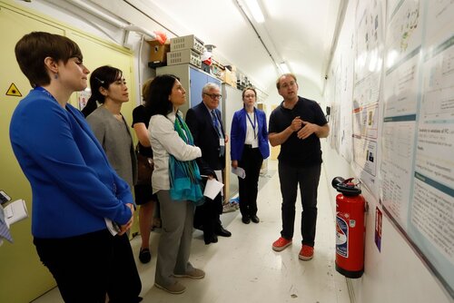 Visite du laboratoire des horloges optiques au SYRTE par les membres du G7 recherche.