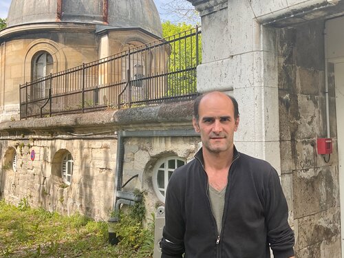 Sebastien Bize devant l'entrée du laboratoire Foucault de l'Observatoire de Paris (avril 2022)
